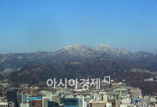 [포토]파란 하늘에 하얀 눈 엎인 북한산 