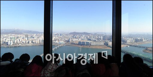 [포토]파란 하늘과 서울 도심 바라보는 아이들