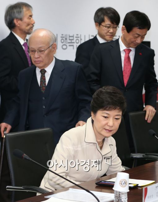 [포토]박근혜 당선인 지나치는 김용준 총리 후보