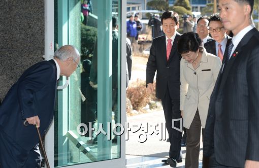 [포토]마중나온 김용준 총리 후보자