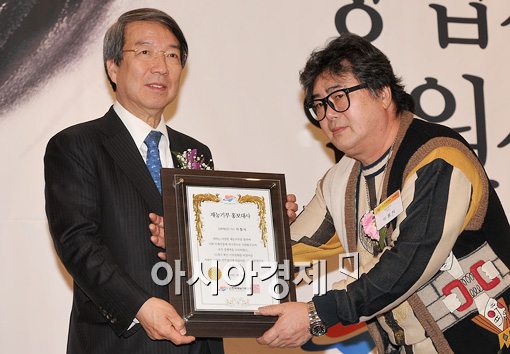 [포토]재능기부 홍보대사 위촉패 수여받는 이철식