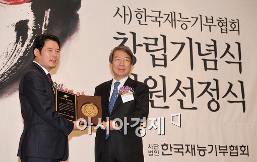 [포토]정운찬 전 국무총리, (사)한국재능기부협회 명예이사장 위촉