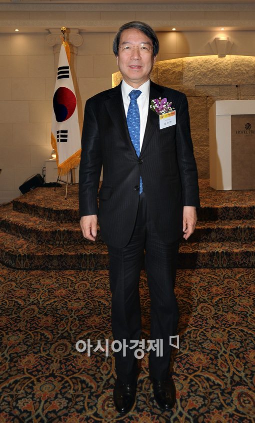 [포토]포즈 취하는 정운찬 (사)한국재능기부협회 명예이사장