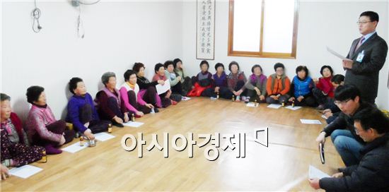 광주시 광산구 동곡동 기룡마을 주민들과 간담회를 개최하고있다.