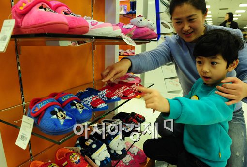 [포토]"새 실내화 사요"