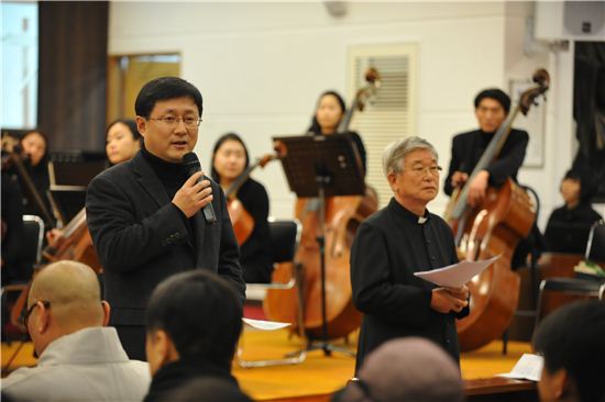 김성환 노원구청장(왼쪽 마이크 잡은 사람)이 노원구 신년음악회에서 인사말을 하고 있다.