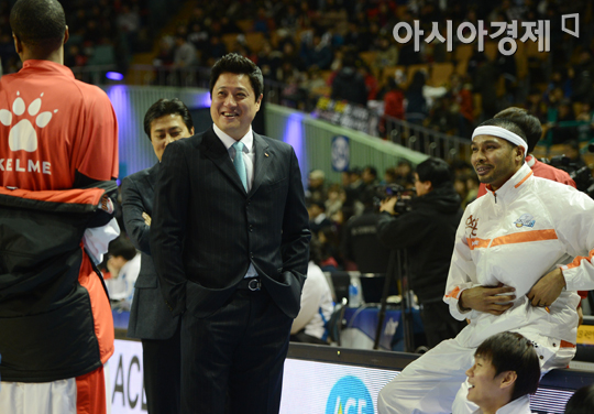 [포토] 문경은 감독 '오늘 경기 잘해보자~'