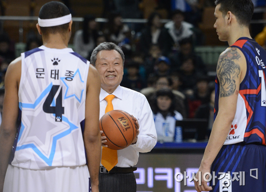 [포토] 프로농구 별들의 잔치, 시구 나선 어윤대 KB금융지주 회장