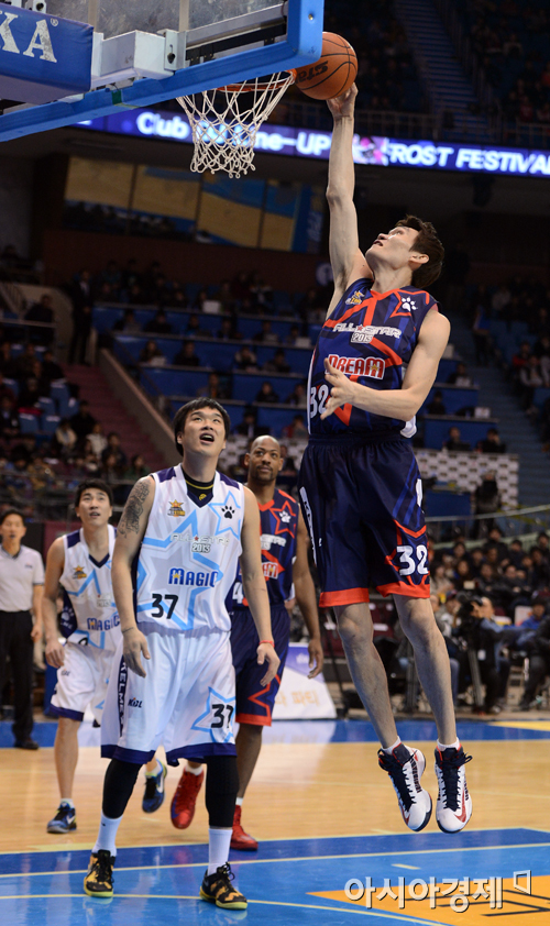 [포토] 주태수 '김주성, 정말 길다~'