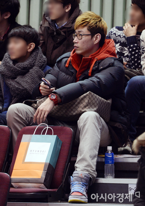 [포토] 오세근 '코트에서 뛰고 싶은 마음 굴뚝같지만'