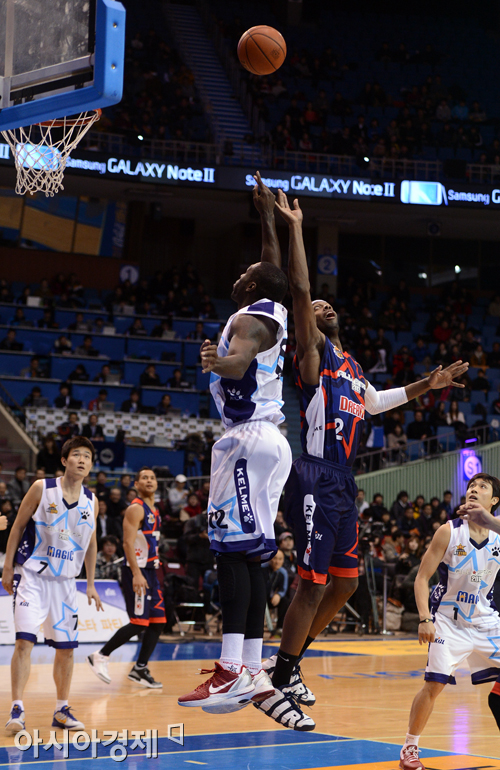 [포토] 리바운드 다투는 파틸로-로드 벤슨