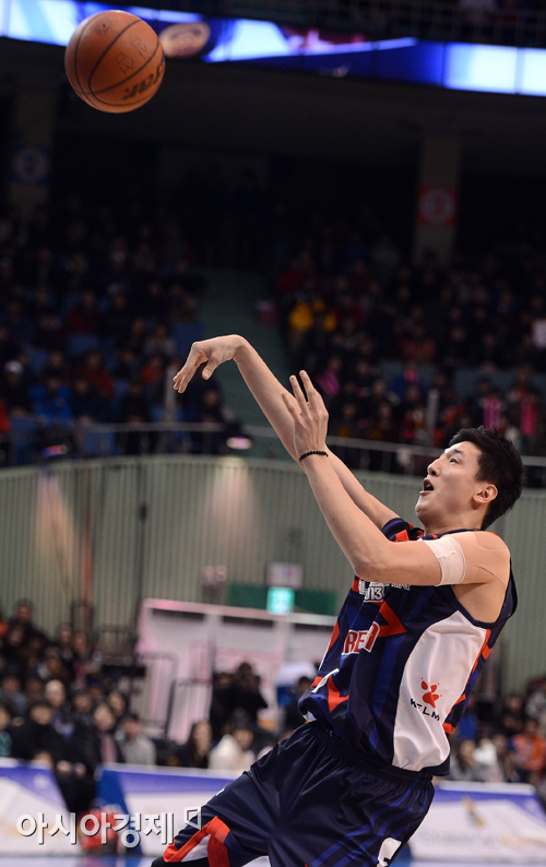 [포토] 최진수 '넘어지면서도 슛'