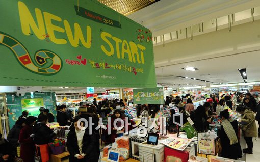 [포토]"내일 개학이니까 학용품부터"