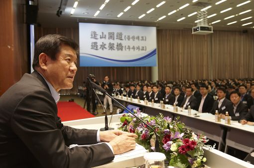 IBK기업은행’를 열었다. 이날 행사에서 조준희 은행장은 ‘봉산개도 우수가교(逢山開道 遇水架橋)’의 정신을 강조하며 “5대양 6대주 글로벌 네트워크를 활용한 해외 사업비중을 늘리는 등 새로운 먹거리 창출을 통해 위기를 기회로 만들자“고 말했다.  