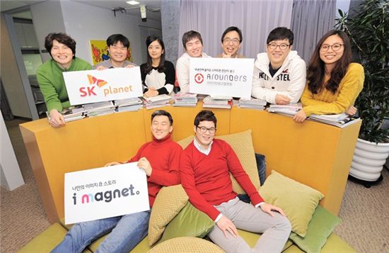 28일 SK플래닛 직원들이 사내 벤처 프로그램 플래닛엑스를 통해 선보인 광고 중개 플랫폼 '어라운더스'와 이미지&스토리 플랫폼 '아이마그넷'을 소개하고 있다.