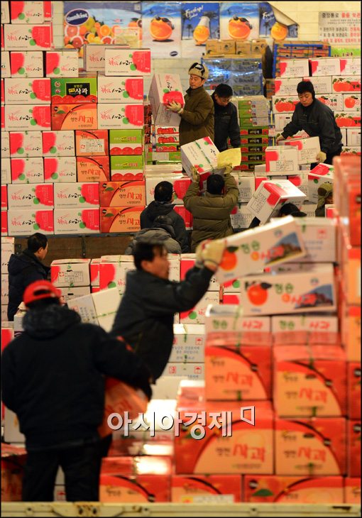 [포토]설 앞둔 가락시장, 출하 하는 과일상자들