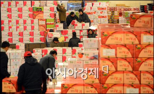 [포토]민족 최대 명절 설 앞둔 가락시장, 출하 중인 과일상자들