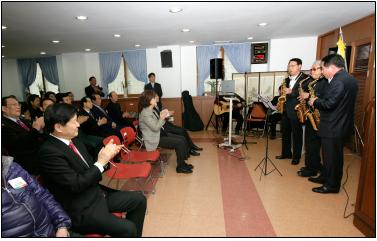 중구 동 신년인사회가 주민들이 참여하는 콘서트 형식으로 진행돼 눈길을 모으고 있다. 