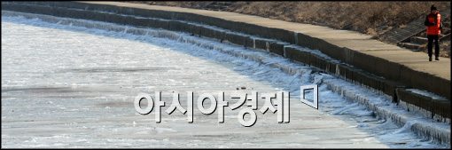 [포토]얼어붙은 한강 속 운동하는 시민