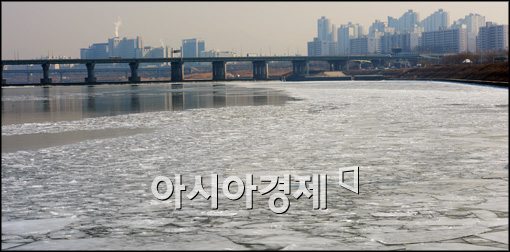 [포토]도심 속 얼어붙은 한강
