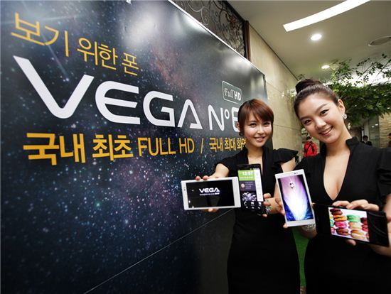 [포토]팬택, 국내 첫 풀HD폰 '베가 넘버6 풀HD' 공개