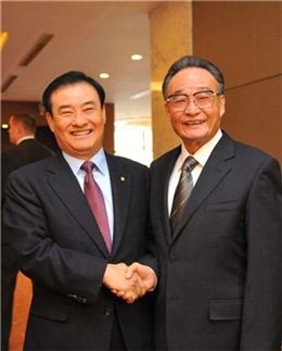 강창희 의장(왼쪽)이 우방궈 상무위원장과 악수를 하고 있다.<사진제공=국회 대변인실>