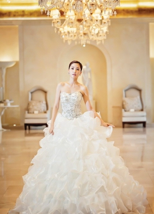 공현주, 웨딩드레스 입고 아찔한 볼륨감 과시 