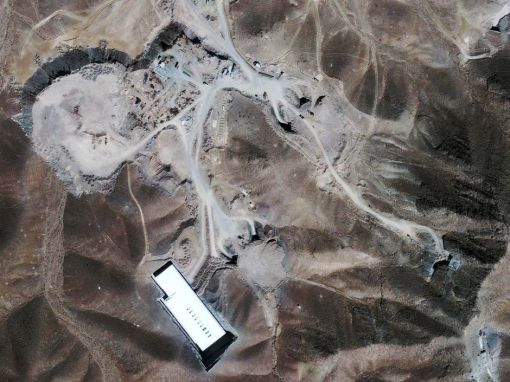 이란의 성도 쿰 근처 포르두 지하우라늄농축시설이 있는 산의 위성 사진 