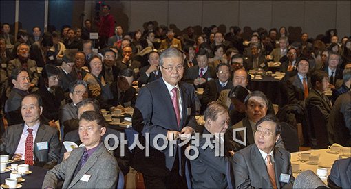 [포토]단상에 오르는 김종인 전 경제수석