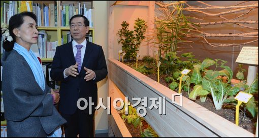 [포토]박원순 시장 집무실 둘러보는 아웅산 수치 여사 