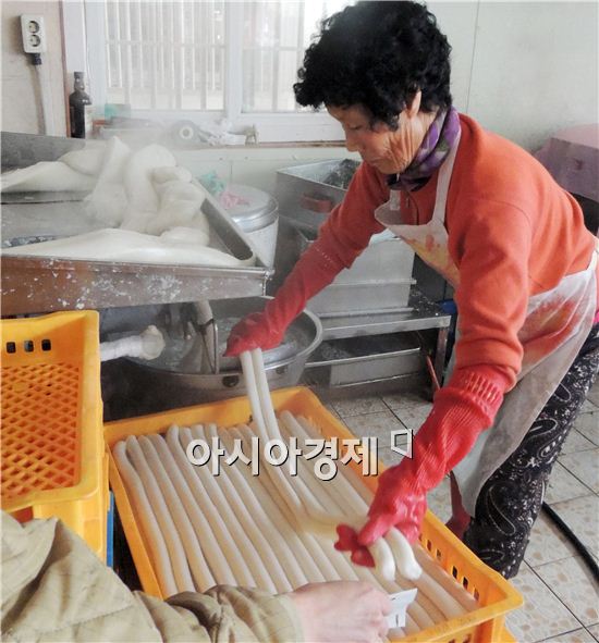 [포토]무지개 가래떡 만드는 아낙네의 손길
