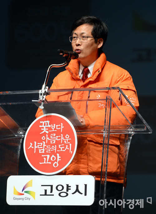 [포토] 최성 고양시장 '장미란 선수 15년 동안 수고하셨습니다'