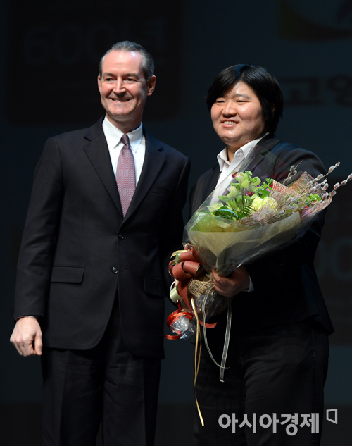 [포토] 제임스 딕슨 비자 코리아 사장 '장미란 선수 새 출발을  축하합니다'