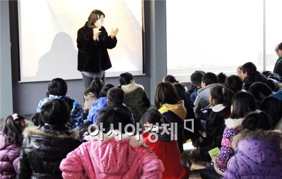 뿌리공원에서 강진 드림스타트 아동들이 우리나라 족보에 대한 설명을 듣고 있다.