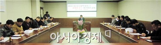 강진군이 세외수입 체납액 일제정리에 나서고자 지난 28일 부서별 징수대책 회의를 실시한 가운데, 이형동 세무회계과장이 세입수입 관련 부서에 체납액을 적극 정리해 줄 것을 당부하고 있다.