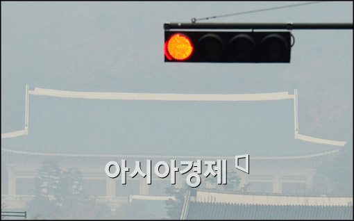 [포토]빨간 불 들어온 청와대, 주변이 안개속