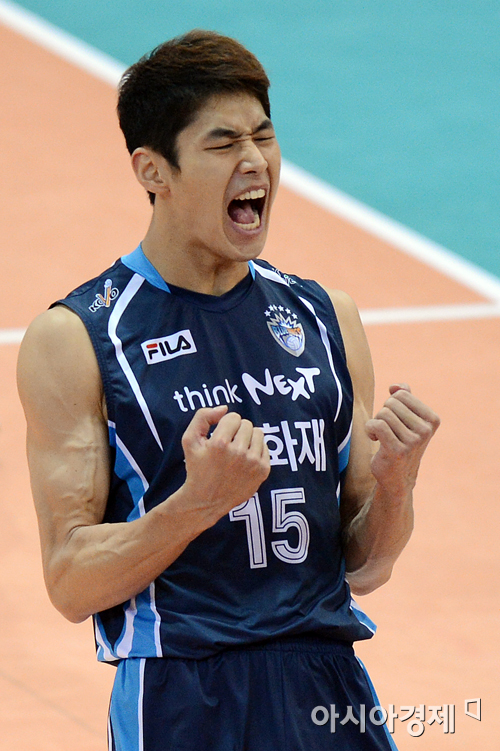 [포토] 지태환 '여심 사로잡는 잘생긴 외모와 우람한 팔뚝'