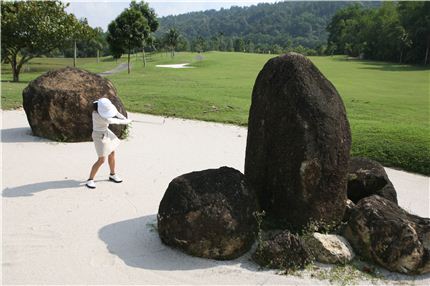  말레이시아골프장 13번홀 페어웨이벙커에는 남성 성기 모양의 바위가 있다. 