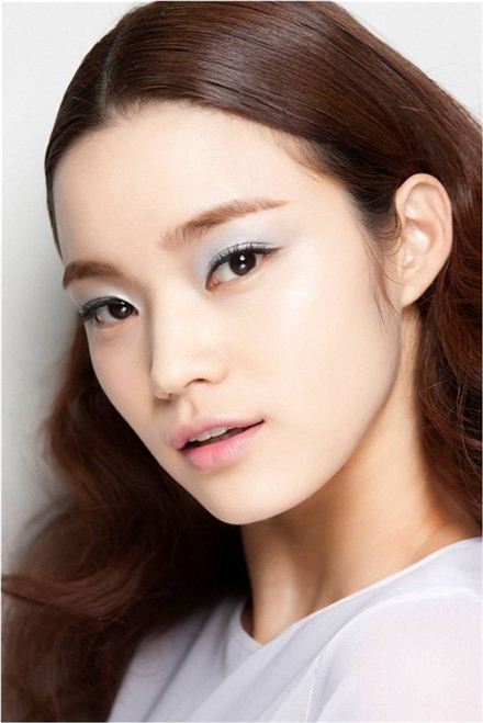 '이지 & 엣지룩'···올봄 메이크업 트렌드 제안