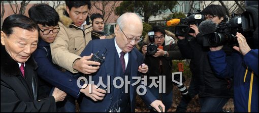 [포토]취재진에 둘러싸인 김용준 위원장