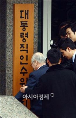 김용준, 정무분과 토론회 참석위해 인수위 출근