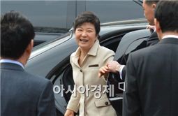 [박근혜 시대]6개의 '신기록 대통령', 국정 허들 앞에 서다