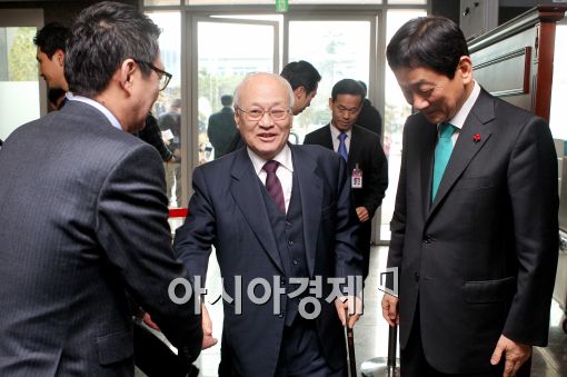 [포토]김용준 위원장 맞이하는 인수위 관계자들