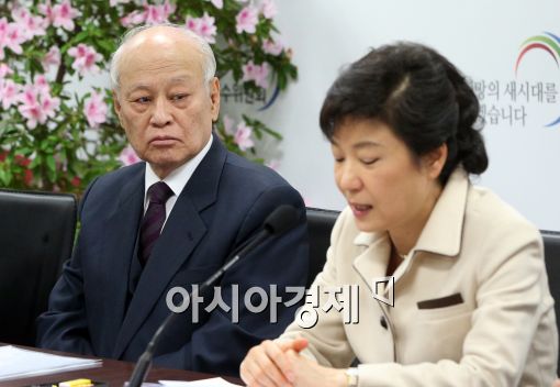 [포토]박근혜 당선인 바라보는 김용준 위원장