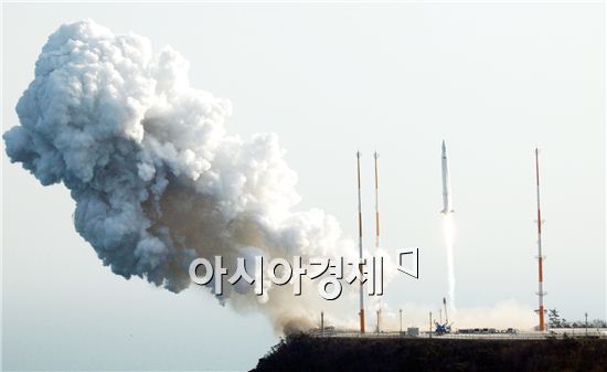 30일 우리나라 최초 우주발사체 나로호(KSLV-1)가 고흥우주센터 발사대에서 우주를 향해 힘차게 비상 하고 있다. 사진제공=한국항공우주연구원