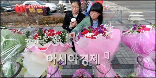 [포토]어떤 꽃을 살까?