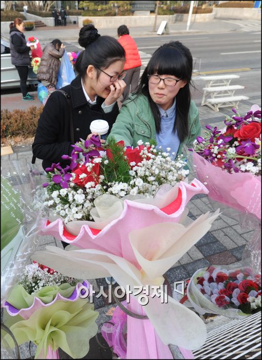 [포토]졸업식 꽃 구경하는 아이들
