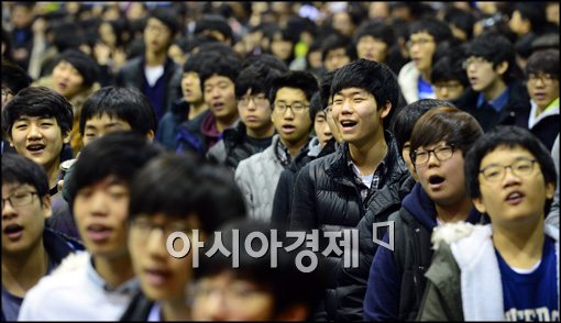 [포토]즐거운 미소 지으며 교가 부르는 아이들