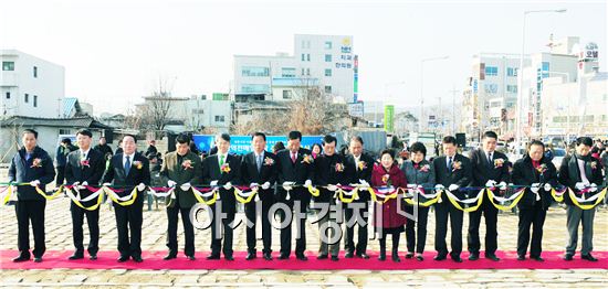 광주시 광산구는  30일 송정역전매일시장 인근에 새로 조성한 주차장에서 준공식을 가졌다. 이날 참석한 민형배 광산구청을 비롯한 관계자들이 준공 테이프 컷팅을 하고 있다.