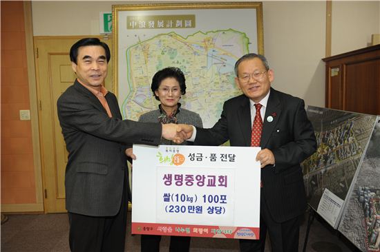 [포토]중랑구, 생명중앙교회로부터 사랑의 쌀 받아 